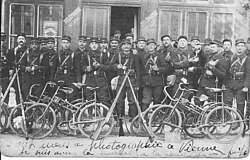 L'armée doit monter au front le plus rapidement possible : ici, le 6e groupe de chasseurs cyclistes prêts à l'embarquement à Vienne (Isère) en août 1914.