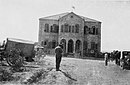 חייל אוסטרלי עומד לפני בית החולים הצבאי-טורקי בבאר שבע. נובמבר 1917