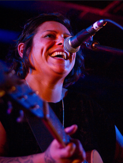 Anika Moa pentas di Wellington, Juni 2010.