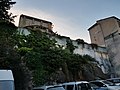 Photographie de restes de la première enceinte fortifiée à l'arrière de l'église Saint-Genès.