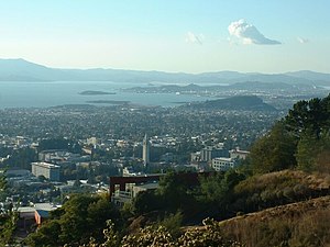 Bandar Berkeley, Teluk dan Kaunti Marin di latar belakang kelihatan dari rizab Claremont Canyon