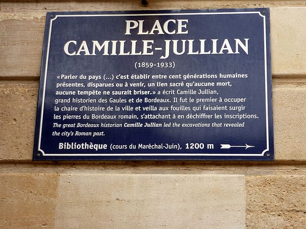 Plaque de rue à Bordeaux, place Camille-Jullian