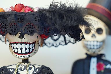 Statuettes contemporaines de cartonería (papier mâché), représentant une Catrina et, en arrière-plan, sa version masculine, communément surnommée « Catrín », au musée d'art populaire de Mexico.