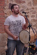 Músico tocando flauta e tamboril en Benavente no 2011