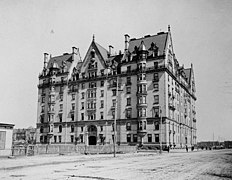 Le Dakota Building, immeuble construit à Manhattan vers 1880 (musée de la ville de New York).