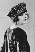 השחקנית איליין המרשטיין, 1921. המצח היה מכוסה בדרך כלל בשנות העשרים של המאה העשרים, כאן על ידי כובע המגיע עד לגבות.