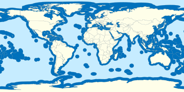 Les ZEE des différents États en bleu foncé, les eaux internationales en bleu clair.