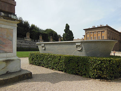 Bassin monumental provenant des thermes de Néron et exposé dans l'amphithéâtre du jardin de Boboli.