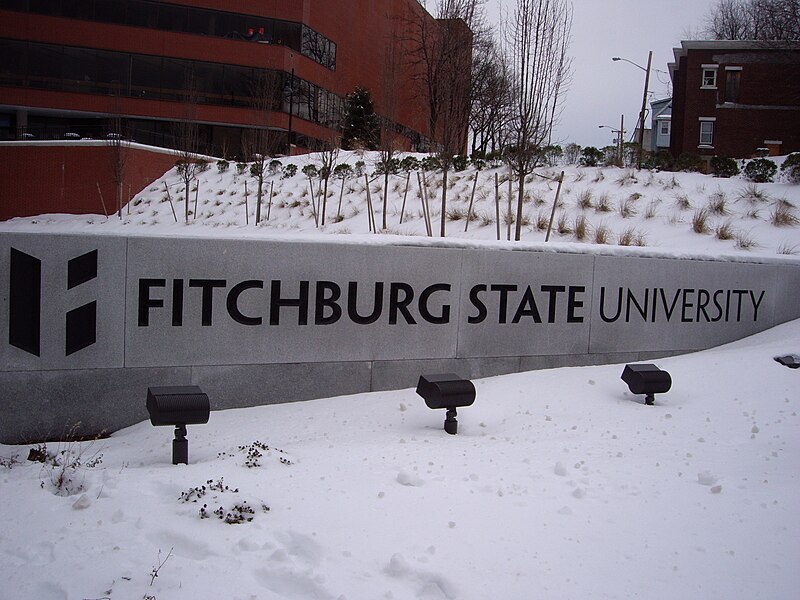 800px-Fitchburg_State_University_Sign.JPG