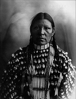 Freckle Face, femme arapahoe. Photographiée par Frank Rinehart en 1898.