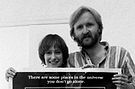 Gale Ann Hurd and James Cameron präsentieren das Filmplakat zu Aliens – Die Rückkehr