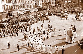 M. y Mme. Goliat en la Grand Place de Mons en 1976.