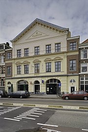 Gepleisterde gevel met ingangspartij en op geveltop een kleine Davidster - Амстердам - ​​20408986 - RCE.jpg
