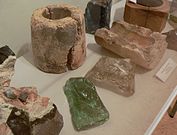 Fundstücke der Ausgrabungen, wie Fragment eines Glashafens, Tonmodeln für Flaschen und Glasmasse