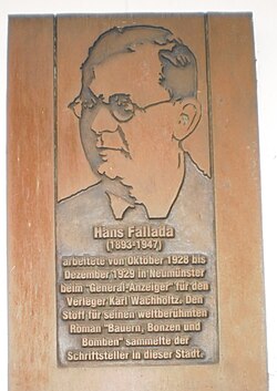 Hans Fallada, pamětní deska v Neumünsteru