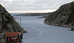 Fyren Havstenssund nedre sedd mot söder, med Väderöarna vid horisonten