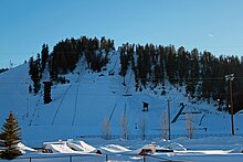 Des tremplins de saut à ski vu de face