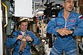 Anatoli Ivanishine avec sa coéquipière Kathleen Rubins peu après leur arrivée dans le module russe Zvezdza de la station lors de sa seconde mission