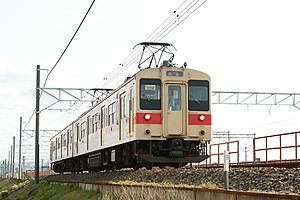 天理駅を後にする105系電車による普通列車