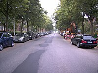Die Wiener Allee (fotografiert in Richtung Süden) ist die Hauptstraße durch E.-Nord, im Bild hinten rechts (hinter dem Fußgängerüberweg) beginnt der Andreas-Hofer-Platz (Aufnahme August 2009).