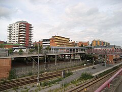 Het verhoogde stationsplein op palen.