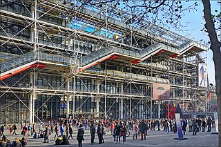 La foule sur la piazza du centre Georges Pompidou (Paris) (30941092165)
