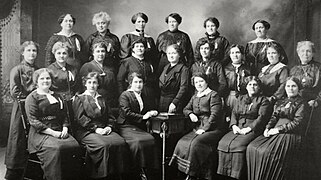 Les sœurs Desloges et les gardiennes de l'École Guigues d'Ottawa en 1916.