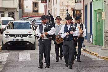 Groupe de musique traditionnelle galicienne dans une rue de Vilagarcía de Arousa. (définition réelle 4 907 × 3 271)