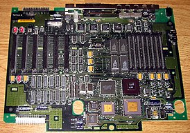 Материнская плата Macintosh II с 6 слотами NuBus (на фото слева)