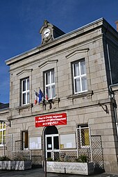 Banderole rouge de soutien à la ligne POLT, installée juste au-dessus de la porte d'entrée de la mairie de Sainte-Feyre.