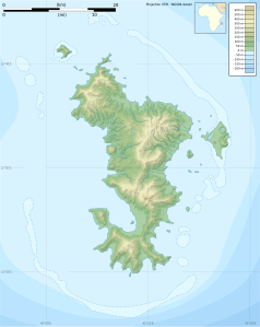 Mapa konturowa Majotty, po prawej znajduje się punkt z opisem „Mamoudzou”