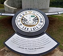 Placa em homenagem aos 21 mortos no acidente de Alcântara em 2003