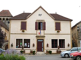 The town hall in Montcléra