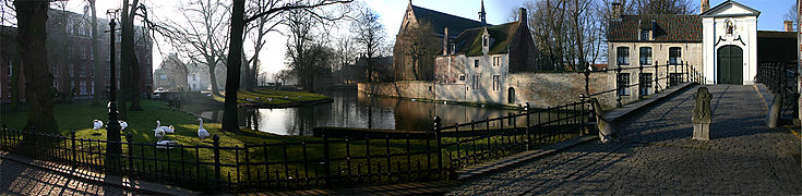 Το εξωτερικό της Beguinage, με το πάρκο Minnewater Park στο περιθώριο