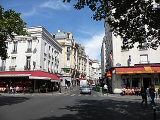 (画像手前から奥に走る)オベルカンフ通りとリシャール＝ルノワール大通りとの角にあるビストロ"シェ・ガストン" (Chez Gaston, 画像左の店舗)
