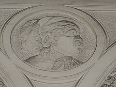 Bas-relief, la tête d'un homme de profil.