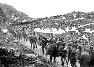 Бойцы 12-й бригады морской пехоты на марше через хребет (фьёлд) Мустатунтури