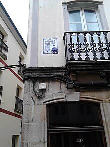 Placa na casa onde tivo farmacia Manuela Barreiro en Ribadeo