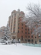 El edificio en invierno