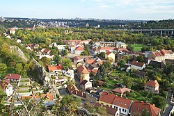 Pohled na západní část Hlubočep ze skály nad Prokopským údolím