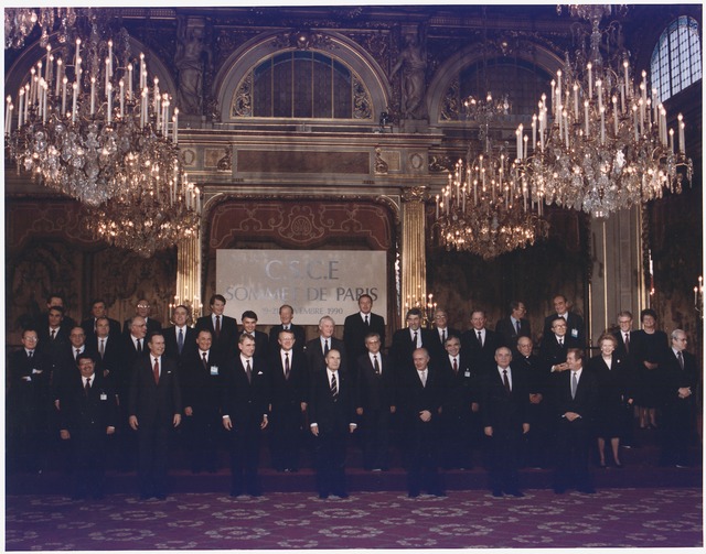 Photo de groupe des chefs d'État lors de la Conférence de Paris en novembre 1990