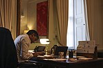 ראש הממשלה רישי סונאק בחדר העבודה