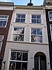 Huis met later gepleisterde gevel onder rechte lijst