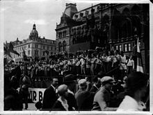 Left-wing activists celebrating International Workers' Day in Vienna, weeks before the rise of fascism to power in Austria. RepublikanischerSchutzbundElPrimeroDeMayoDe1932.jpg