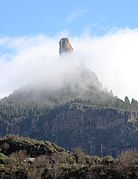 El Roque Nublo cubierto de bruma.
