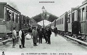 La gare à l'époque des voitures en bois.