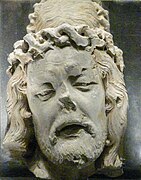 Tête du Christ sculptée.