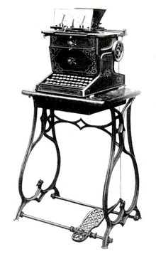 Una macchina per scrivere nera con motivi floreali installata su una base per macchina per cucire.
