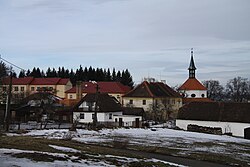 Skočice s farou a kostelem Navštívení Panny Marie.