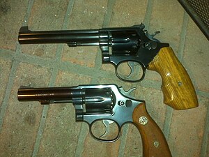 Smith & Wesson Модель 14-4 зі стволом 6 дюймів (згори) та Smith & Wesson Модель 10-6 за стволом 4 дюйми (знизу)